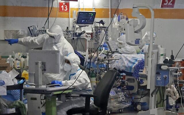 Des médecins travaillent avec des patients atteints de COVID-19 dans le service d'isolement du centre médical Sheba à Ramat Gan, le 29 juillet 2020. (JACK GUEZ / AFP) Des médecins travaillent avec des patients atteints de COVID-19 dans le service d'isolement du centre médical Sheba à Ramat Gan, le 29 juillet 2020. (JACK GUEZ / AFP)