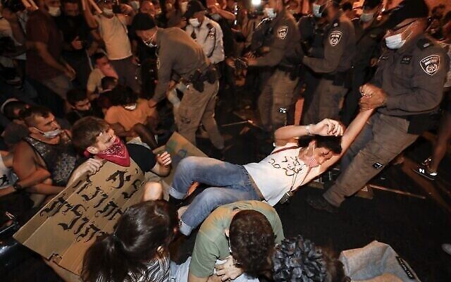 Des policiers dispersent par la force des manifestants pendant un rassemblement anti-Netanyahu qui a réuni plusieurs milliers de personnes aux abords de la résidence du Premier ministre à Jérusalem, le 2 août 2020 (Crédit : MENAHEM KAHANA / AFP)