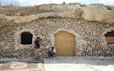 Ahmed Amarneh et un voisin discutent devant sa maison, construite dans une grotte du village de Farasin, à l'ouest de Jénine, dans le nord de la Cisjordanie, le 4 août 2020. (Photo de JAAFAR ASHTIYEH / AFP)