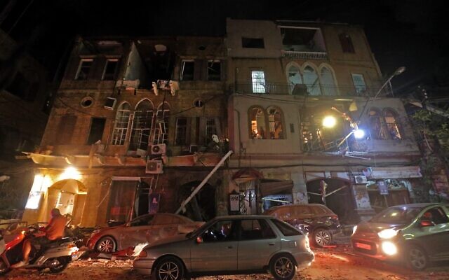 Cette photo prise le 4 août 2020, montre une vue d'ensemble de la destructions dans une rue du centre de la capitale du Liban, après une explosion massive dans la zone du port de Beyrouth. (Photo par STR / AFP)
