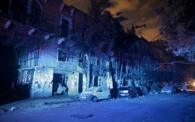 Des bâtiments et de voitures partiellement détruits dans le quartier de Mar Mikhael après l'explosion au port de Beyrouth, le 4 août 2020. (Photo par PATRICK BAZ / AFP)