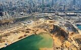 Une vue aérienne partielle, le 7 août 2020, du port de Beyrouth et du cratère causé par l'explosion colossale, trois jours plus tôt, d'un énorme tas de nitrate d'ammonium qui avait croupi pendant des années dans un entrepôt portuaire, a fait des dizaines de morts et de blessés et a causé des ravages dans la capitale libanaise. (AFP)