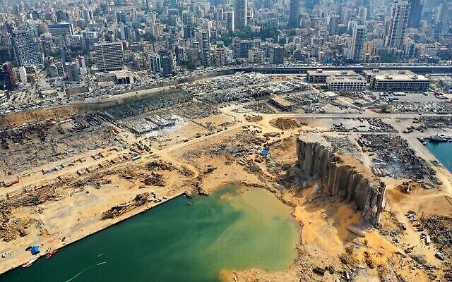 Une vue aérienne partielle, le 7 août 2020, du port de Beyrouth et du cratère causé par l'explosion colossale, trois jours plus tôt, d'un énorme tas de nitrate d'ammonium qui avait croupi pendant des années dans un entrepôt portuaire, a fait des dizaines de morts et de blessés et a causé des ravages dans la capitale libanaise. (AFP) Une vue aérienne partielle, le 7 août 2020, du port de Beyrouth et du cratère causé par l'explosion colossale, trois jours plus tôt, d'un énorme tas de nitrate d'ammonium qui avait croupi pendant des années dans un entrepôt portuaire, a fait des dizaines de morts et de blessés et a causé des ravages dans la capitale libanaise. (AFP)