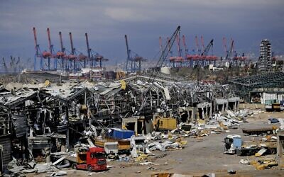 Une photo montre la destruction du port de Beyrouth, le 10 août 2020, suite à une énorme explosion chimique qui a dévasté une grande partie de la capitale libanaise. (Crédit : JOSEPH EID / AFP)