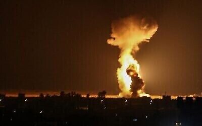 De la fumée et des flammes provoquées par des frappes aériennes israéliennes près de la ville de Rafah, au sud de la bande de Gaza, le 12 août 2020. (SAID KHATIB / AFP)