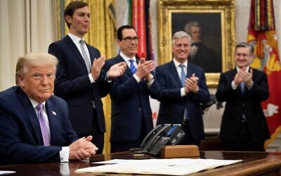 (De gauche à droite, à l'arrière) Le conseiller présidentiel principal Jared Kushner, le secrétaire au Trésor Steven Mnuchin et le conseiller à la sécurité nationale Robert O'Brien applaudissent le président Donald Trump après l'annonce d'un accord entre les Émirats arabes unis et Israël visant à normaliser les relations diplomatiques, à la Maison Blanche, le 13 août 2020. (Brendan Smialowski / AFP)