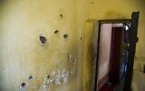 Des impacts de balle - d'une première tentative d'assassinat - sont encore visibles sur le mur de la chambre à coucher à la Maison musée du révolutionnaire russe, théoricien politique et politicien Léon Trotski, l'un des leaders de la Révolution russe, dans le quartier de Coyoacan de Mexico, le 10 août 2020. (Photo par CLAUDIO CRUZ / AFP)