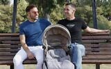 Harel Barak (droite) et son mari Yakir Kanneli (gauche) pose avec une poussette dans un parc de la ville côtière israélienne de Tel Aviv, le 14 août 2020.  (Photo par JACK GUEZ / AFP)