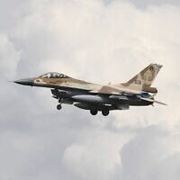 Illustration : Un bombardier israélien F-16 s’apprête à atterrir sur la base aérienne de Noervenich, dans l'ouest de l'Allemagne, le 17 août 2020. (Roberto Pfeil / dpa / AFP)