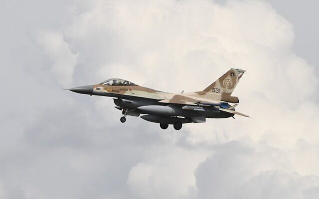 Illustration : Un bombardier israélien F-16 s’apprête à atterrir sur la base aérienne de Noervenich, dans l'ouest de l'Allemagne, le 17 août 2020. (Roberto Pfeil / dpa / AFP) Illustration : Un bombardier israélien F-16 s’apprête à atterrir sur la base aérienne de Noervenich, dans l'ouest de l'Allemagne, le 17 août 2020. (Roberto Pfeil / dpa / AFP)