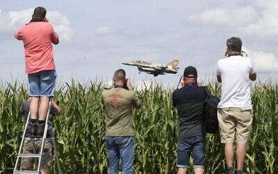 Des amateurs d'aviation photographient l'approche d'un bombardier israélien F-16 à la base aérienne de Noervenich, en Allemagne de l'Ouest, le 17 août 2020. (Roberto Pfeil / dpa / AFP)