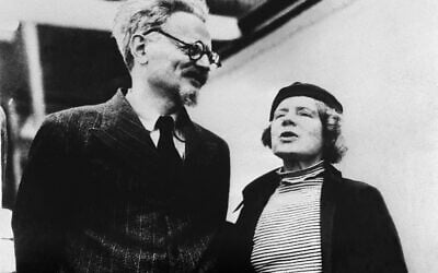 Cette photo prise en 1937 montre le leader révolutionnaire soviétique 
Lev Davidovitch Bronstein (gauche), mieux connu sous le nom de Leon Trotsky, et sa femme Natalia Sedova à Mexico.  (Photo par - / AFP)