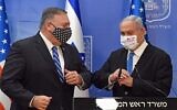 Le secrétaire d'État américain Mike Pompeo et le Premier ministre Benjamin Netanyahu se saluent du coude, avant un point presse après leur rencontre à Jérusalem le 24 août 2020. (Crédit : DEBBIE HILL / POOL / AFP)