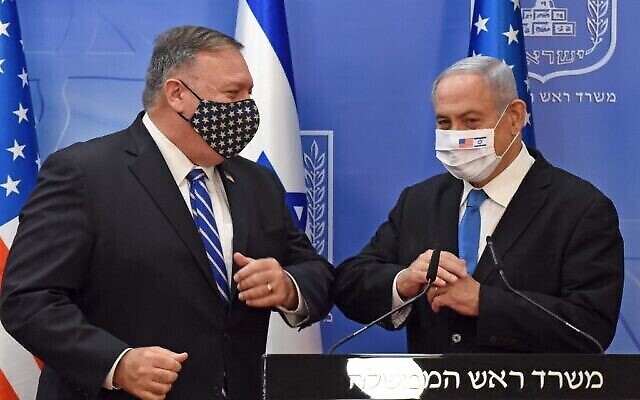 Le secrétaire d'État américain Mike Pompeo et le Premier ministre Benjamin Netanyahu se saluent du coude, avant un point presse après leur rencontre à Jérusalem le 24 août 2020. (Crédit : DEBBIE HILL / POOL / AFP)