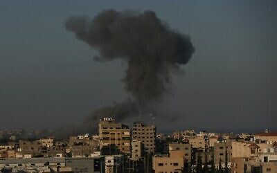 La fumée monte au loin après que des avions de Tsahal ont procédé à des frappes aériennes sur des cibles du Hamas près de la ville de Gaza le 28 août 2020 (MAHMUD HAMS / AFP)