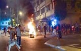 Des jeunes marocains affrontent les forces de sécurité à la suite de l'interdiction des commémorations d'Achoura en raison de la pandémie de COVID-19, à Casablanca, le 29 août 2020. (STR / AFP)