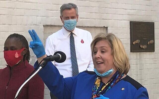 La députée de l'État de New York, Rebecca Seawright, fait un don de sang au maire de New York, Bill de Blasio, et à son épouse, Chirlane McCray, en mai 2020. (Avec l'aimable autorisation de Seawright.)