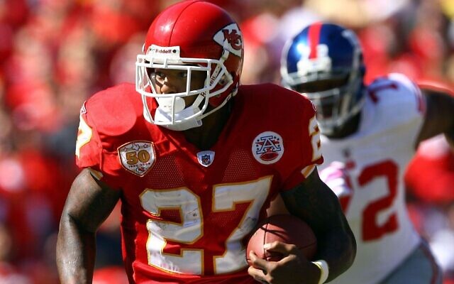 Le demi-offensif des Kansas Chiefs Larry Johnson pendant un match à l'Arrowhead Stadium de Kansas City, dans le Missouri, le 4 octobre 2009 (Crédit : Jamie Squire/Getty Images via JTA) Le demi-offensif des Kansas Chiefs Larry Johnson pendant un match à l'Arrowhead Stadium de Kansas City, dans le Missouri, le 4 octobre 2009 (Crédit : Jamie Squire/Getty Images via JTA)
