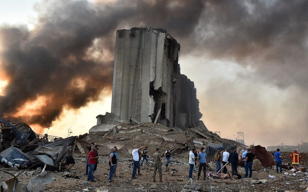 Un silo détruit sur les lieux de l'explosion survenue dans le port de Beyrouth, capitale du Liban, le 4 août 2020. (Crédit : STR / AFP)