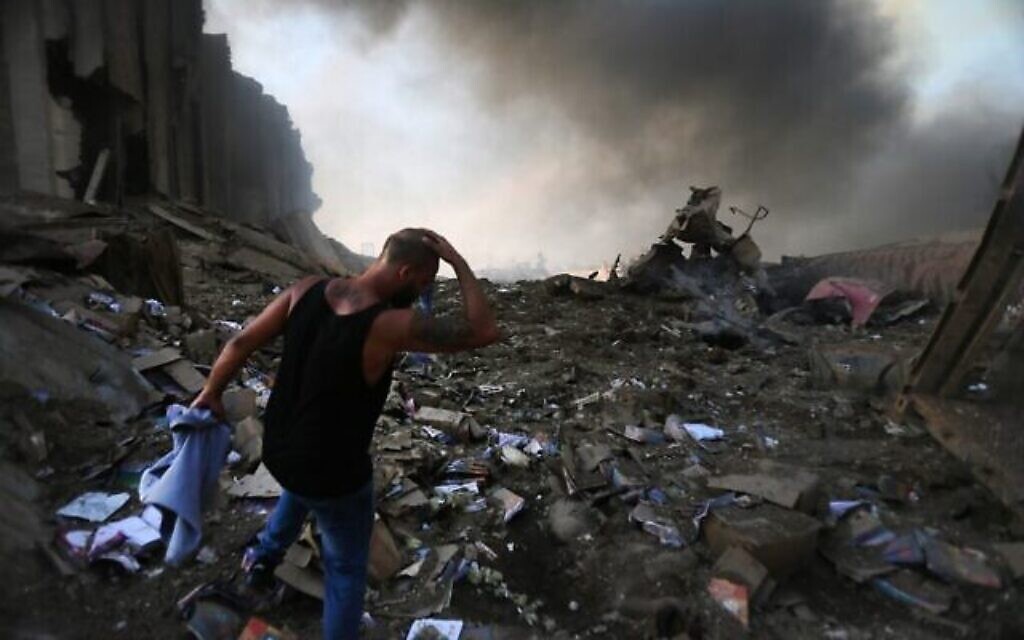 Le site d'une explosion dans le port de la capitale libanaise de Beyrouth, le 4 août 2020. (Crédit : STR / AFP)