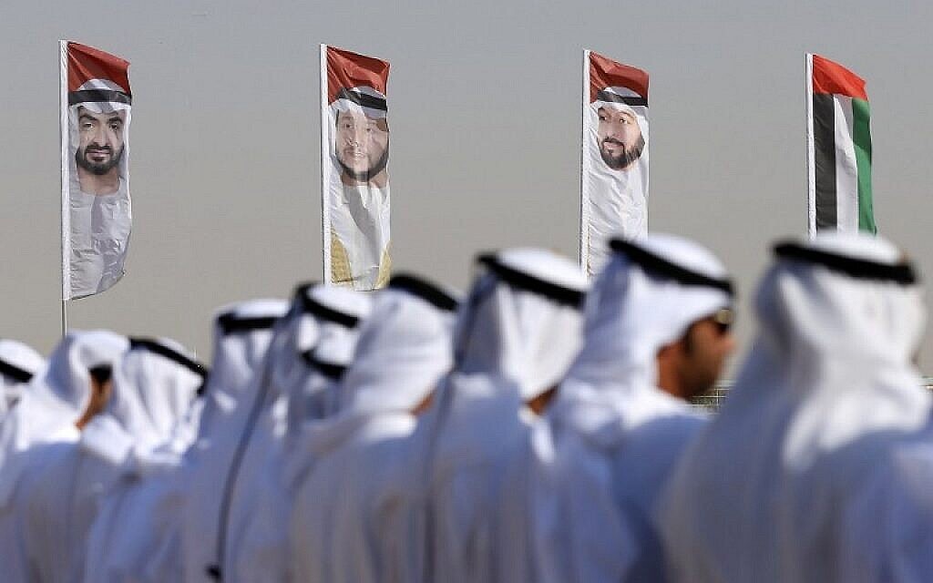 Des hommes émiratis exécutent une danse traditionnelle devant des drapeaux à l’effigie du prince héritier d'Abou Dhabi, le cheikh Mohammed bin Zayed al-Nahyan, le 9 février 2016 (AFP / Karim Sahib / File) Des hommes émiratis exécutent une danse traditionnelle devant des drapeaux à l’effigie du prince héritier d'Abou Dhabi, le cheikh Mohammed bin Zayed al-Nahyan, le 9 février 2016 (AFP / Karim Sahib / File)