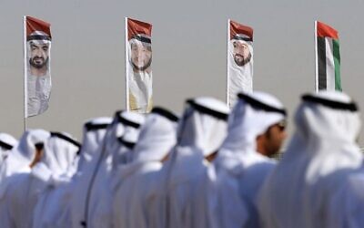 Des hommes émiratis exécutent une danse traditionnelle devant des drapeaux à l’effigie du prince héritier d'Abou Dhabi, le cheikh Mohammed bin Zayed al-Nahyan, le 9 février 2016 (AFP / Karim Sahib / File)