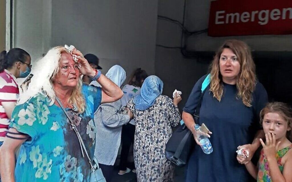Valarie Fakhoury, une ressortissante britannique, avec sa fille libanaise et sa petite-fille aux abords des urgences d'un hôpital du centre de Beyrouth après l'explosion qui a touché la capitale libanaise, le 4 août 2020. (Crédit : Janine HAIDAR / AFP)