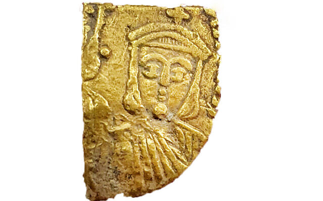 Un fragment byzantin retrouvé lors de fouilles dans le centre d'Israël. (Autorisation : Israel Antiquities Authority)