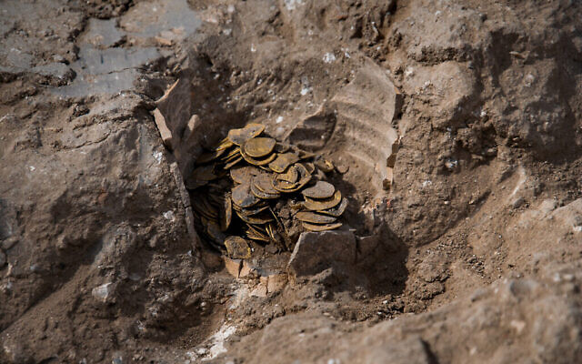 Des pièces d'or retrouvées lors de fouilles archéologiques dans le cnetre d'Israël. (Crédit : Yoli Schwartz/Israel Antiquities Authority)