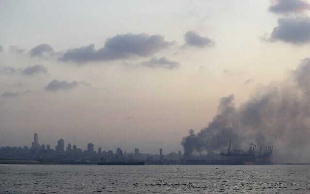 Une photo prise depuis la route côtière, dans la banlieue nord de Beyrouth, montre un nuage de fumée s'élever après une explosion dans la capitale libanaise, le 4 août 2020. (Crédit : JOSEPH EID / AFP) Une photo prise depuis la route côtière, dans la banlieue nord de Beyrouth, montre un nuage de fumée s'élever après une explosion dans la capitale libanaise, le 4 août 2020. (Crédit : JOSEPH EID / AFP)