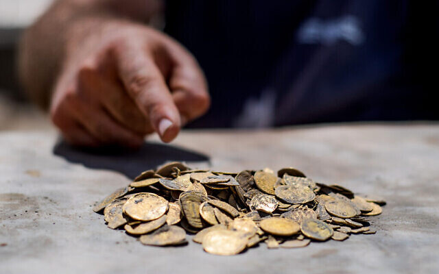 Des pièces d'or retrouvées lors de fouilles archéologiques dans le cnetre d'Israël. (Crédit : Yoli Schwartz/Israel Antiquities Authority)