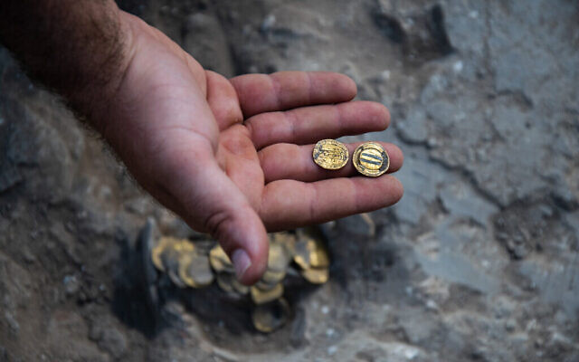 Des pièces d'or retrouvées lors de fouilles archéologiques dans le cnetre d'Israël. (Crédit : Yoli Schwartz/Israel Antiquities Authority)