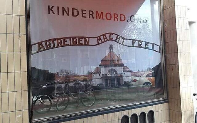 Dans une librairie allemande de Cologne, une exposition intitulée "L'avortement vous libérera", qui compare l'avortement à l'Holocauste. (Rheinisches antifaschistisches Bündnis gegen Antisemitismus/Carla Baum)
