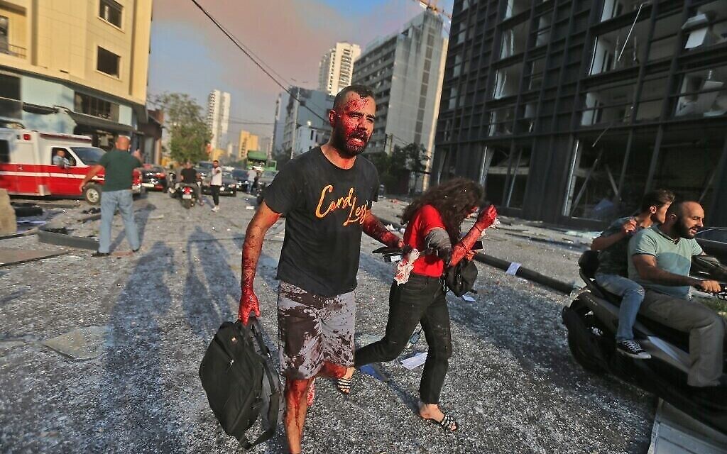Des blessés aux abords du site d'une explosion près du port de Beyrouth, capitale du Liban, le 4 août 2020. (Crédit : STR / AFP)