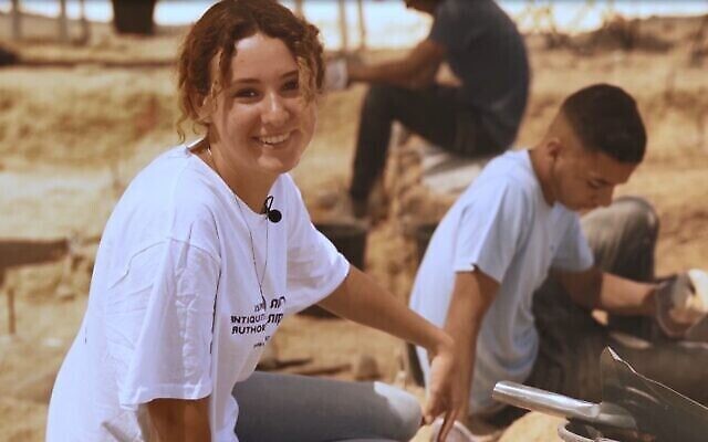 Une lycéenne de Dimona fouille sur le site de silex vieux de 100 000 ans, à proximité de Dimona, dans le désert du Néguev, en Israël. (Emil Aladjem/Autorité israélienne des Antiquités)