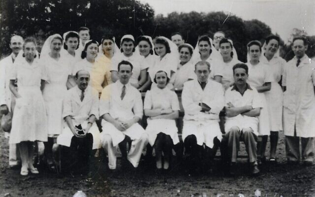 Médecins et infirmières de l'équipe médicale s'occupant des détenus juifs internés à Maurice. (Avec l'aimable autorisation de Ghetto Fighters' House Archives, Israël)