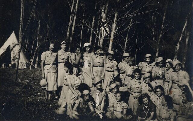 Un groupe de jeunes filles en détention lors d'une activité d'un mouvement de jeunesse au cœur de la forêt mauricienne. (Avec l'aimable autorisation de Ghetto Fighters' House Archives, Israël)