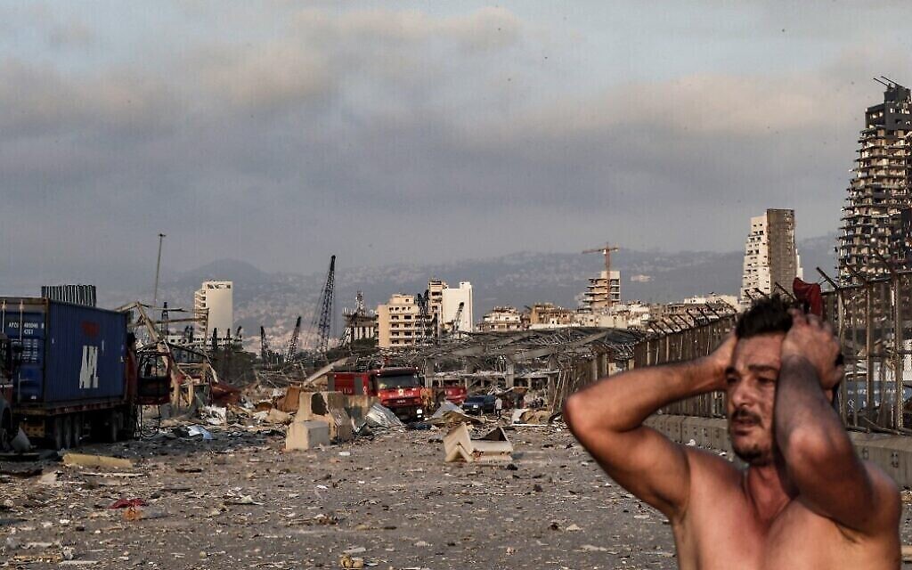Un homme sur le site d'une explosion dans la capitale libanaise Beyrouth, le 4 août 2020. (Crédit : IBRAHIM AMRO / AFP)