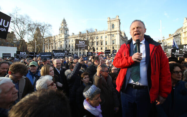 Le député John Mann s'exprime lors d'une manifestation contre l'antisémitisme au sein de son parti Labour sur la place du Parlement à Londres, le 26 mars 2018. (Yui Mok/PA Images via Getty Images/via JTA)