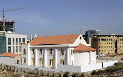 Une vue générale montre la synagogue Magen Abraham, actuellement en cours de restauration, dans la capitale libanaise Beyrouth, le 19 octobre 2010. (Crédit : Joseph Eïd/AFP via Getty Images via JTA)