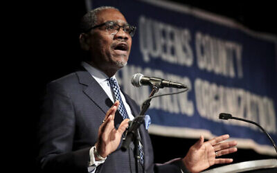 Le membre du Congrès Gregory Meeks, (D-NY), s'exprime avant l'arrivée du candidat démocrate à la présidence, le maire Pete Buttigieg, pour participer à la première d'une série de "discussions au coin du feu" du parti démocrate du Queens, un forum de discussion pour les candidats à la présidence de 2020, le mercredi 22 mai 2019, au LaGuardia Community College de New York. (AP Photo/Bebeto Matthews)