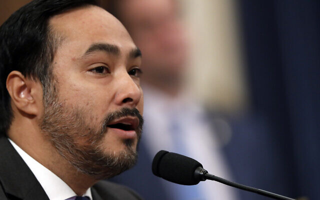 Le représentant Joaquin Castro, D-Texas, interroge l'ancienne assistante à la sécurité nationale de la Maison Blanche, Fiona Hill, et David Holmes, un diplomate américain en Ukraine, alors qu'ils témoignent devant la commission du renseignement de la Chambre des représentants au Capitole à Washington, jeudi 21 novembre 2019. (AP Photo/Andrew Harnik) Le représentant Joaquin Castro, D-Texas, interroge l'ancienne assistante à la sécurité nationale de la Maison Blanche, Fiona Hill, et David Holmes, un diplomate américain en Ukraine, alors qu'ils témoignent devant la commission du renseignement de la Chambre des représentants au Capitole à Washington, jeudi 21 novembre 2019. (AP Photo/Andrew Harnik)