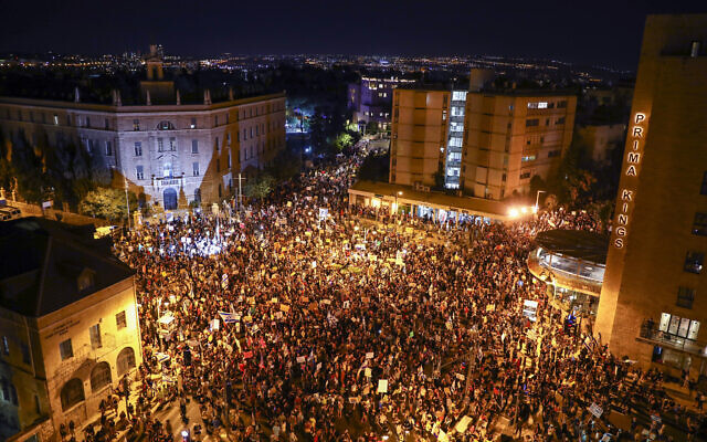 Des milliers de manifestants scandent des slogans et brandissent des pancartes lors d'une manifestation contre le Premier ministre Benjamin Netanyahu près de sa résidence officielle à Jérusalem, le 1er août 2020. (Oded Balilty/AP)