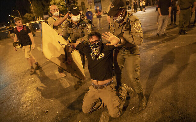 La police disperse des manifestants ayant bloqué une rue majeure durant une manifestation anti-Netanyahu aux abords de la résidence du Premier ministre à Jérusalem, le 2 août 2020 (Crédit : AP Photo/Oded Balilty)