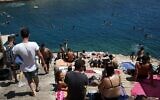 Des gens s’attroupent sur la plage de Limanakia Vouliagenis dans le sud d'Athènes, le 6 août 2020. (AP Photo / Thanassis Stavrakis)
