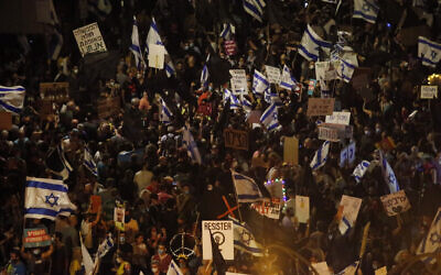Des milliers de personnes manifestent contre le Premier ministre Benjamin Netanyahu aux abords de sa résidence officielle à Jérusalem, le 8 août 2020 (Crédit : AP Photo/Ariel Schalit) Des milliers de personnes manifestent contre le Premier ministre Benjamin Netanyahu aux abords de sa résidence officielle à Jérusalem, le 8 août 2020 (Crédit : AP Photo/Ariel Schalit)
