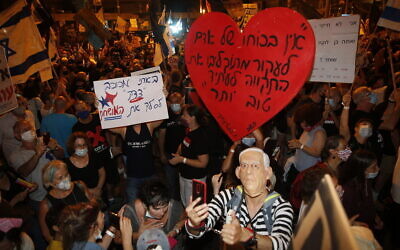 Des milliers de personnes manifestent contre le Premier ministre Benjamin Netanyahu aux abords de sa résidence officielle à Jérusalem, le 8 août 2020 (Crédit : AP Photo/Ariel Schalit)
