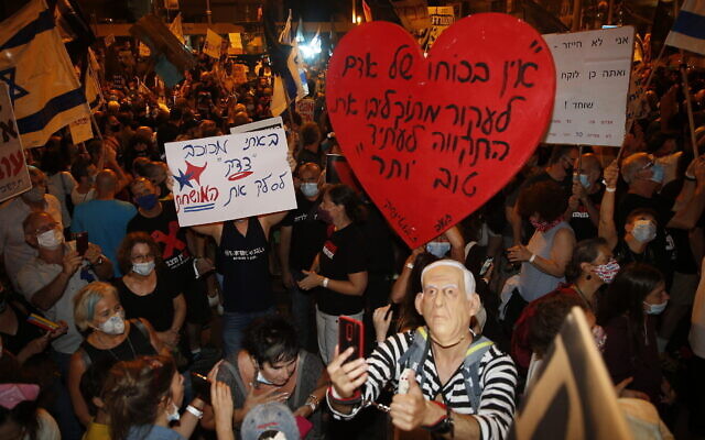 Des milliers de personnes manifestent contre le Premier ministre Benjamin Netanyahu aux abords de sa résidence officielle à Jérusalem, le 8 août 2020 (Crédit : AP Photo/Ariel Schalit)