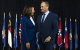 La colistière du candidat démocrate à la présidence, l'ancien vice-président Joe Biden, la sénatrice Kamala Harris, et son mari Douglas Emhoff à la fin d'un événement de campagne au lycée Alexis Dupont à Wilmington, Delaware, le mercredi 12 août 2020. (Crédit : AP Photo/Carolyn Kaster)