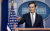 Jared Kushner, conseiller supérieur à la Maison Blanche, fait une conférence de presse dans la salle James Brady à la Maison Blanche à Washington, le jeudi 13 août 2020, après que le président Donald Trump a annoncé que les Émirats arabes unis et Israël avaient convenu d'établir des relations diplomatiques complètes. (Photo AP / Andrew Harnik)